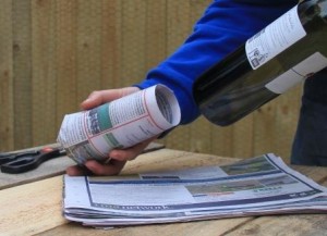Slide the newspaper pot off the bottle or can